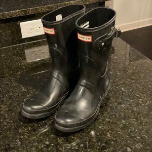 Hunter Short gloss rain boot black w liners!